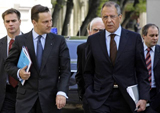 Russian Foreign Minister Sergey Lavrov, right, and Polish Foreign Minister Radoslaw Sikorski walk during their meeting in Moscow, Russia, Wednesday, May 6, 2009. (AP Photo/Alexander Zemlianichenko)