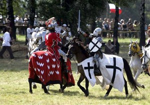 Re-enactors take part in a re-creation of the battle of Grunwald July 18, 2009. The battle took place in 1410 between Teutonic order knights and Polish and Lithuanian knights in Grunwald, north Poland. REUTERS/Peter Andrews (POLAND ANNIVERSARY MILITARY)
