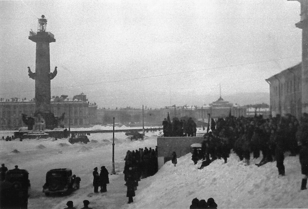 Жители Ленинграда у здания биржи встречают известие о снятии блокады города. Январь 1944 г